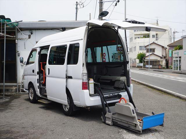 チェアキャブリフター10人乗り車いす2名+シート8名