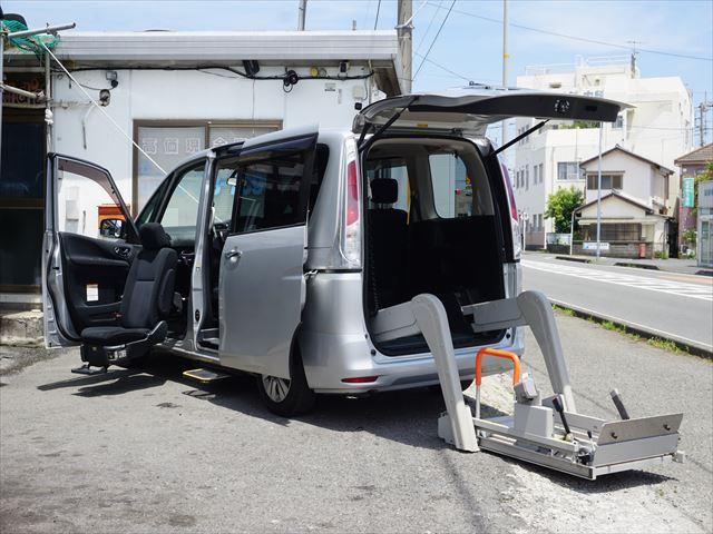 福祉車両チェアキャブリフター助手席スライドアップシート2列目オートステップと手すり3列目車いす...