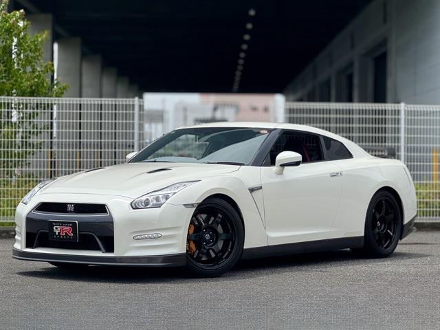 2015モデルGT-R35入庫致しました。仕入れ専門スタッフが厳しい目と経験で入庫致しました1...